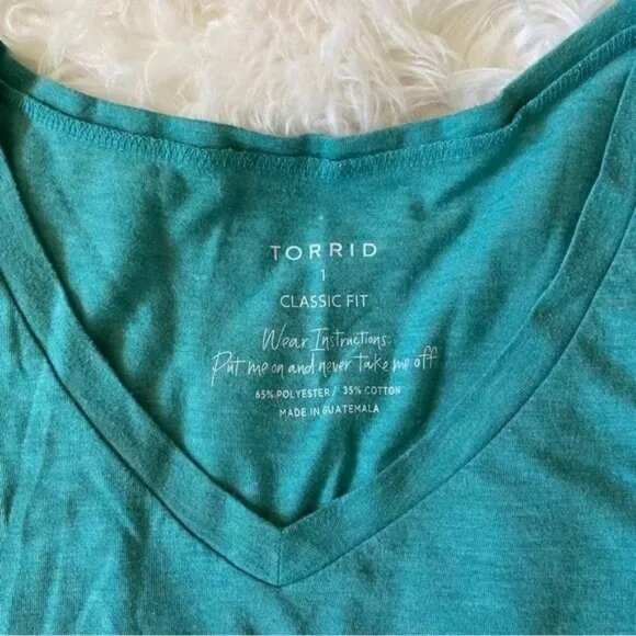 💖SALE💖 TORRID GREEN CLASSIC FIT V-NECK LONG SLEEVE TOP BASIC CASUAL NORMCORE - Picture 2 of 6